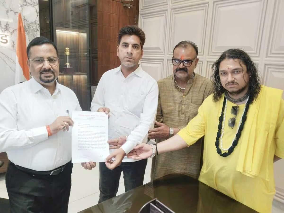 सीवर की कार्यदायी संस्था पर लगाये लापरवाही के आरोप
