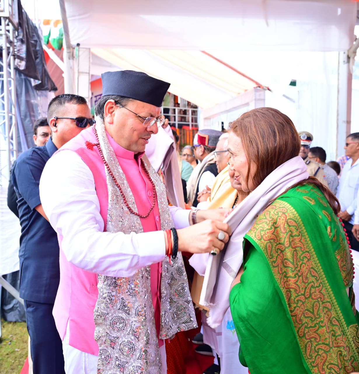 मुख्यमंत्री ने किया स्वतंत्रता दिवस के अवसर पर पुलिस कर्मियों व  स्वतंत्रता संग्राम सेनानियों के परिजनों को सम्मानित