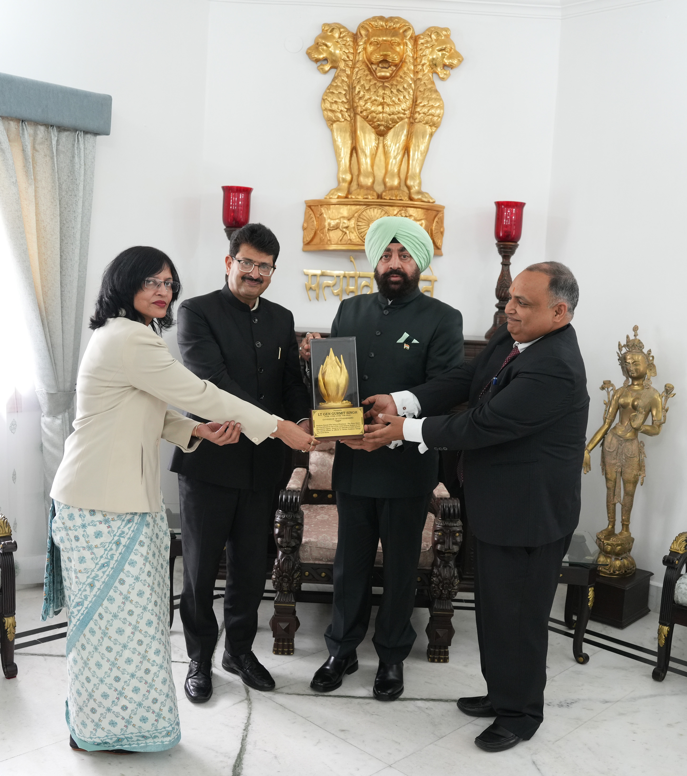 प्रशिक्षु न्यायिक अधिकारियों ने की राज्यपाल से  शिष्टाचार भेंट