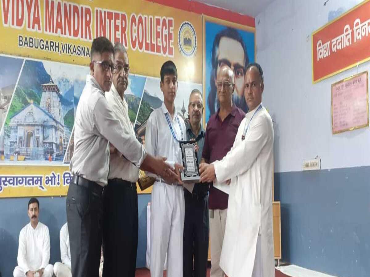 मेधावी छात्रों को किया सम्मानित