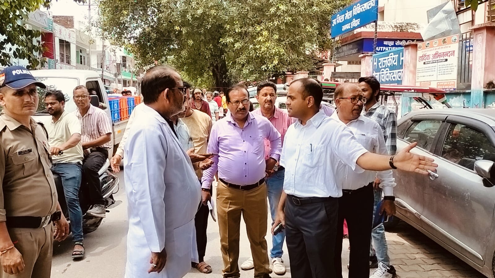 डीएम  दीक्षित ने मेला चिकित्सालय का औचक निरीक्षण कर स्वास्थ्य सुविधाओ का जायजा लिया