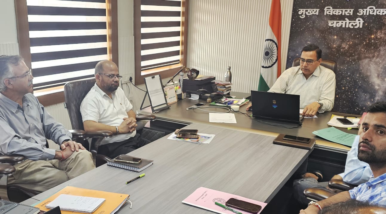 मुख्य विकास अधिकारी ने बदरीनाथ हाईवे के मैठाणा में सुधारीकरण कार्यों की समीक्षा की