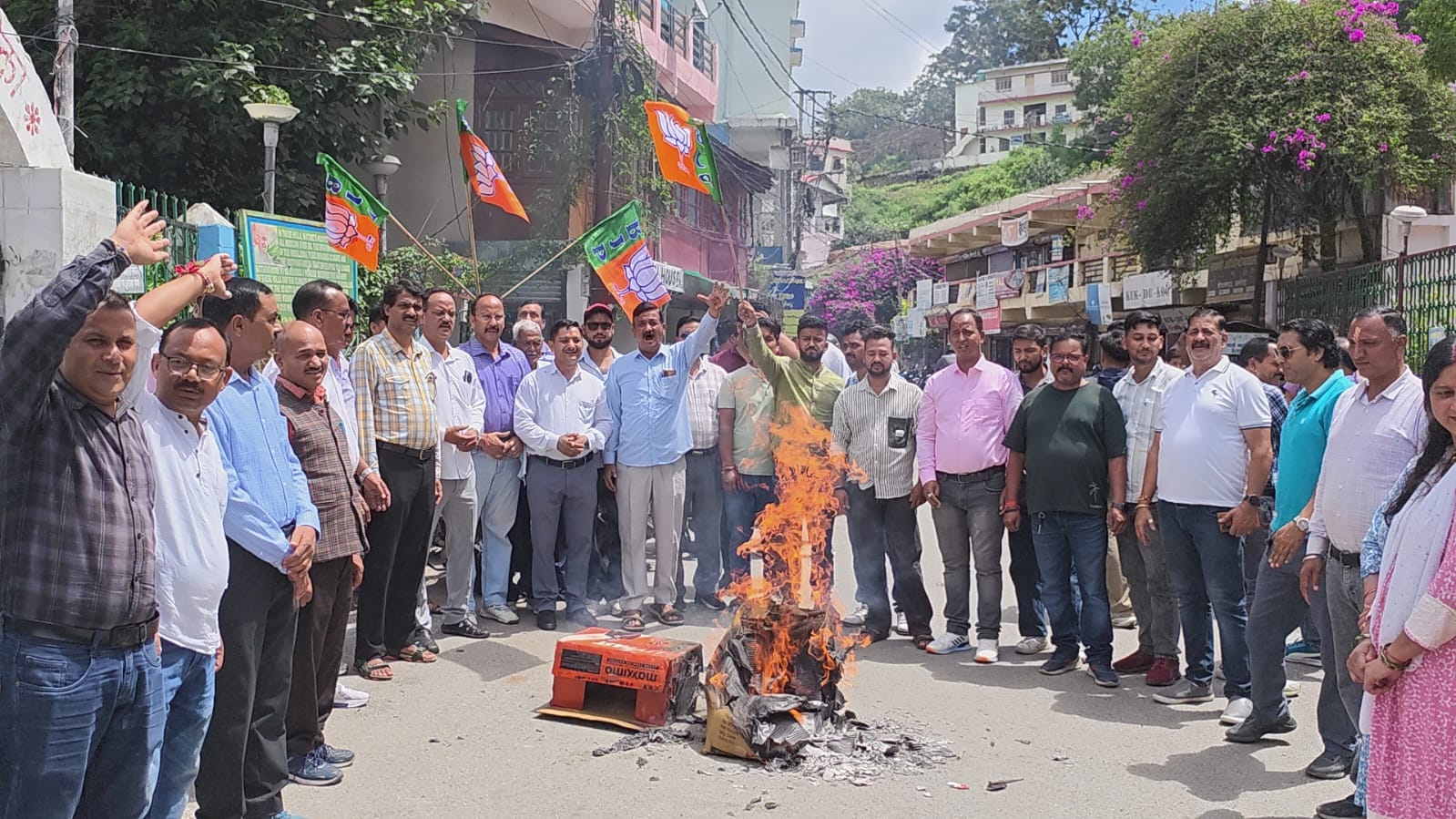 कांग्रेस विधायकों के आचरण के विरोध में भाजपा ने किया पुतला दहन