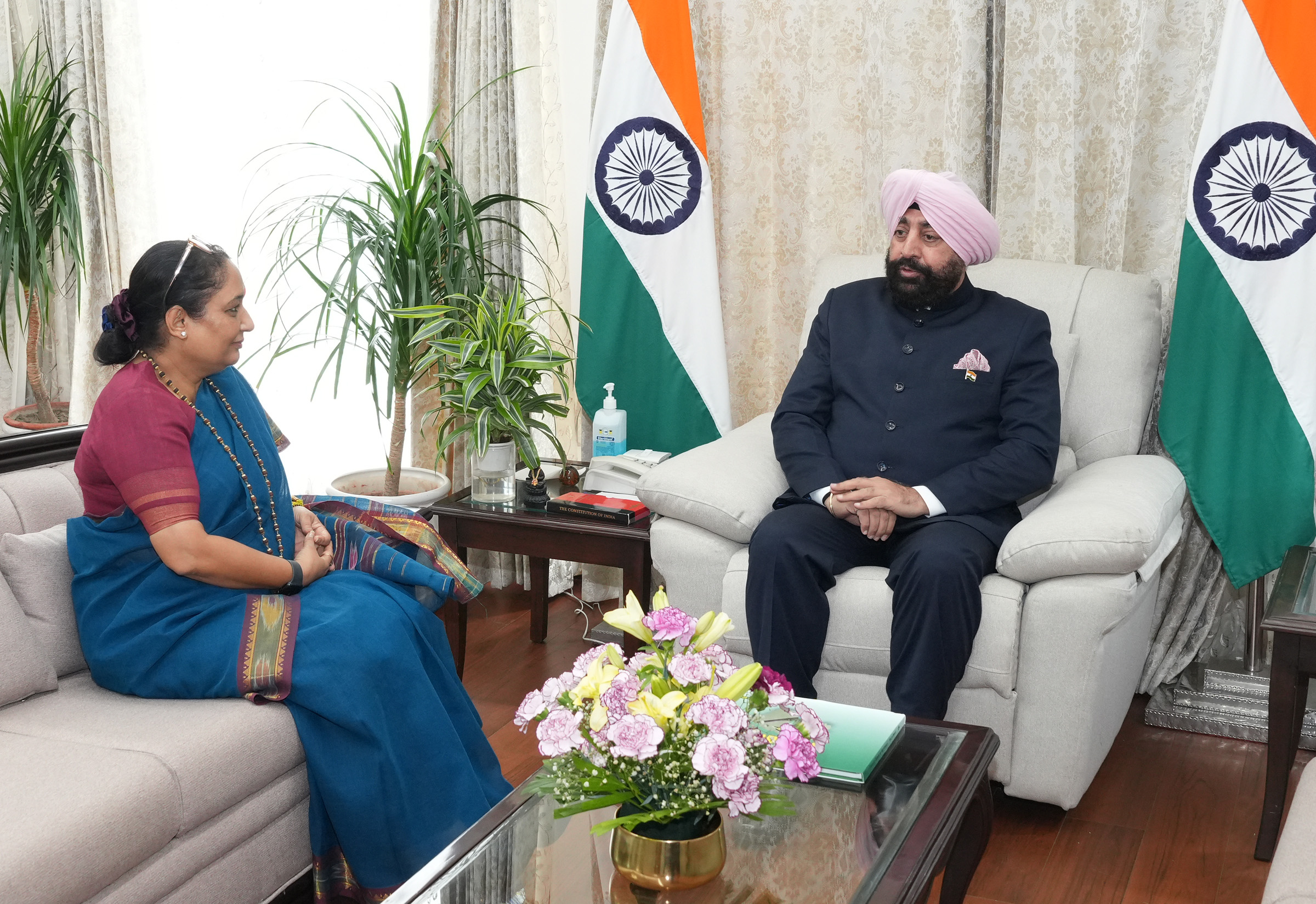 देहरादून  राज्यपाल लेफ्टिनेंट जनरल गुरमीत सिंह (से नि) से शुक्रवार को राजभवन में विधानसभा अध्यक्ष ऋतु खंडूड़ी भूषण ने शिष्टाचार भेंट की।