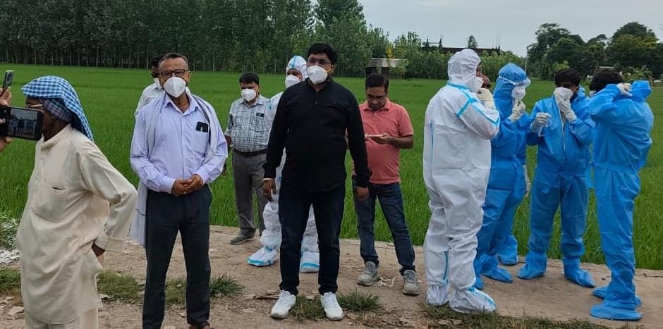 शक्तिफार्म में बर्ड फ्लू की पुष्टि के बाद मुर्गियों को मारकर दफनाने के लिए पहुंची टीम