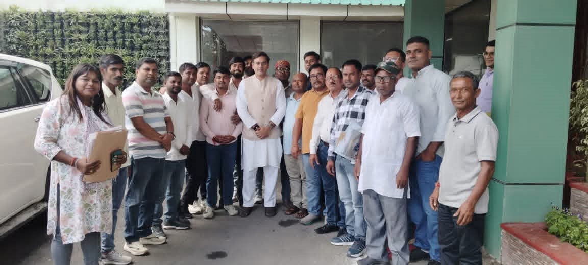 सितारगंज के लोगों का शिष्टमंडल देहरादून में मंत्री बहुगुणा से मिला।