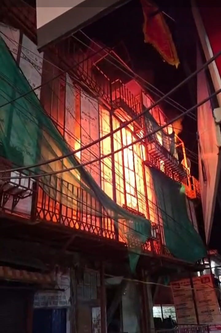 ओल्ड लंदन हाउस पुराने भवन में लगी भीषण अग्नकाण्ड में बुजुर्ग महिला जिंदा जली