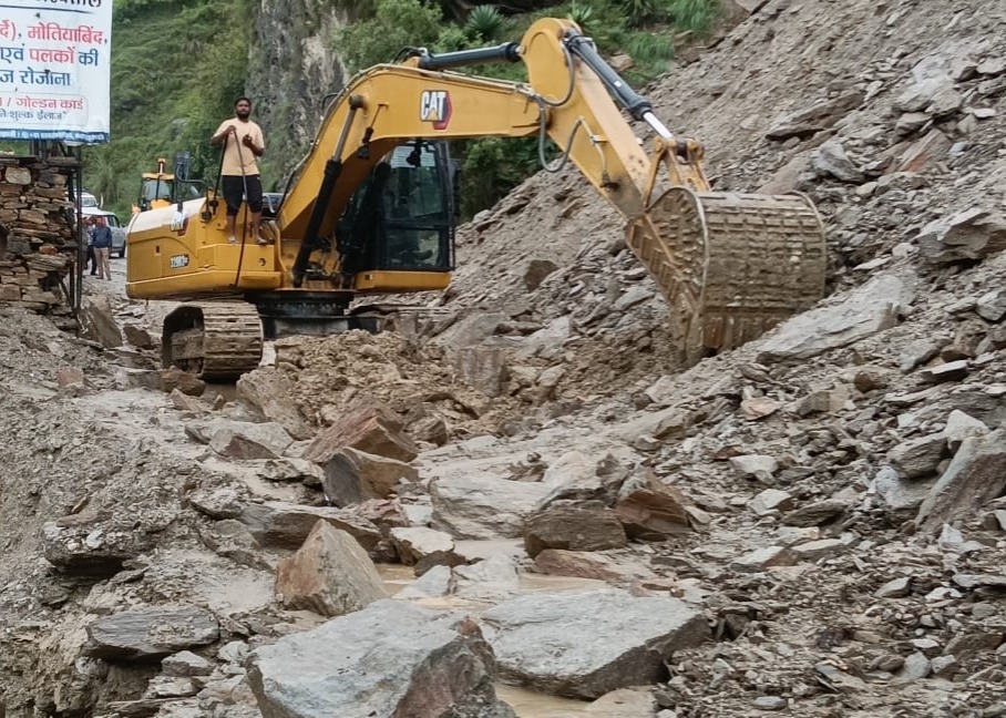 अल्मोड़ा में भारी बारिश से जनजीवन प्रभावित, कई मार्ग अवरुद्ध
