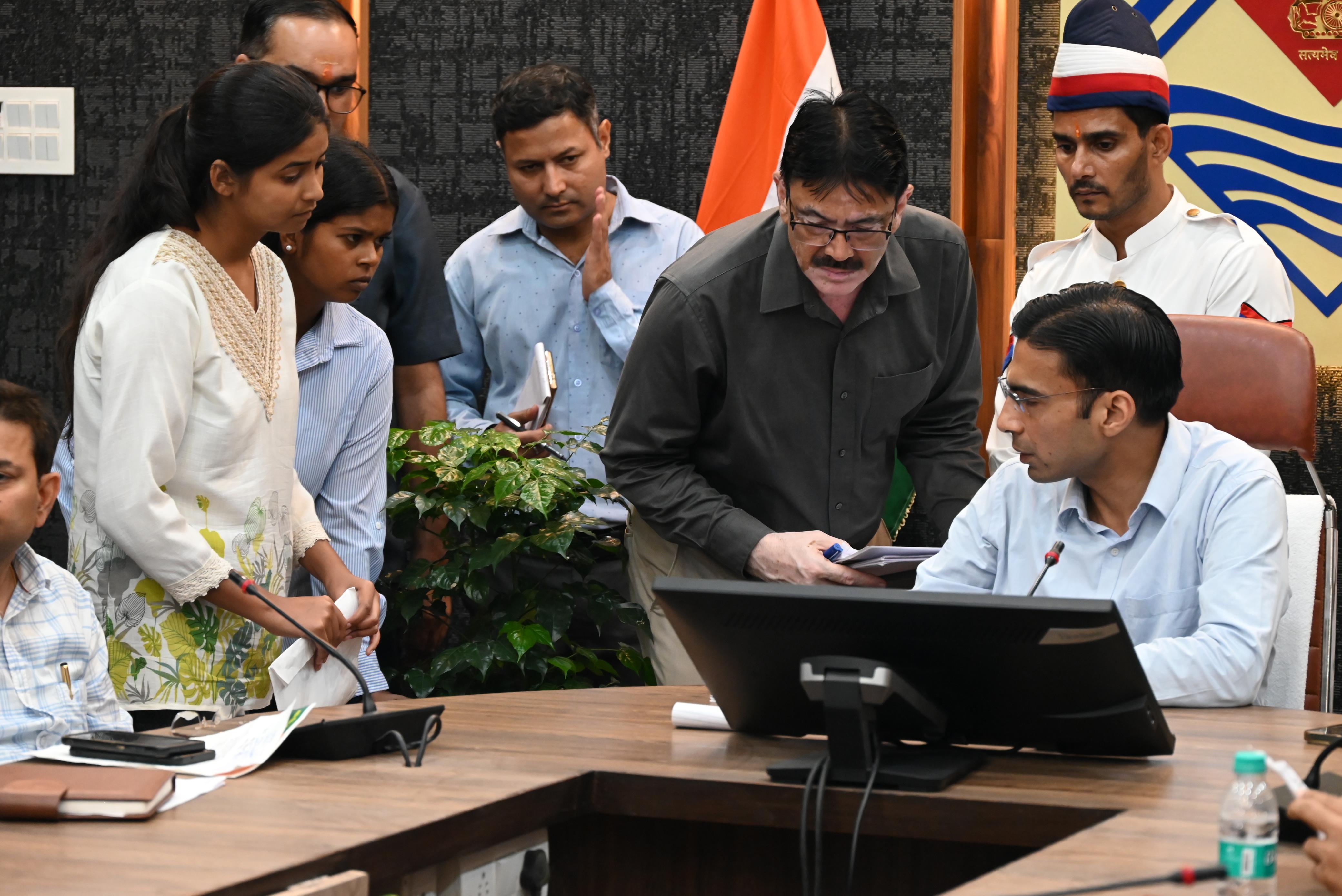 डीएम के जनदर्शन में पहुंचे 122 फरियादी