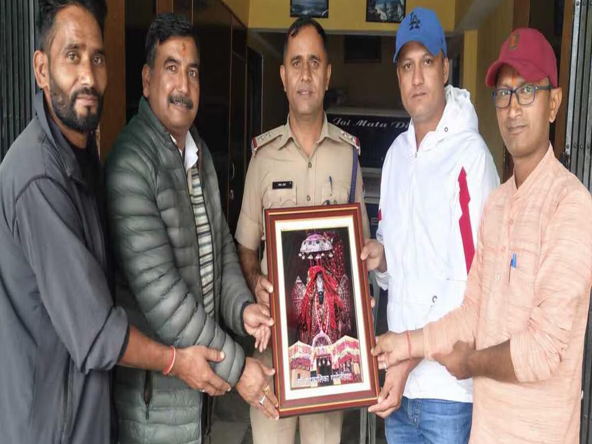 थानाध्यक्ष जोशी को स्थानांतरण पर भावभीनी विदाई दी