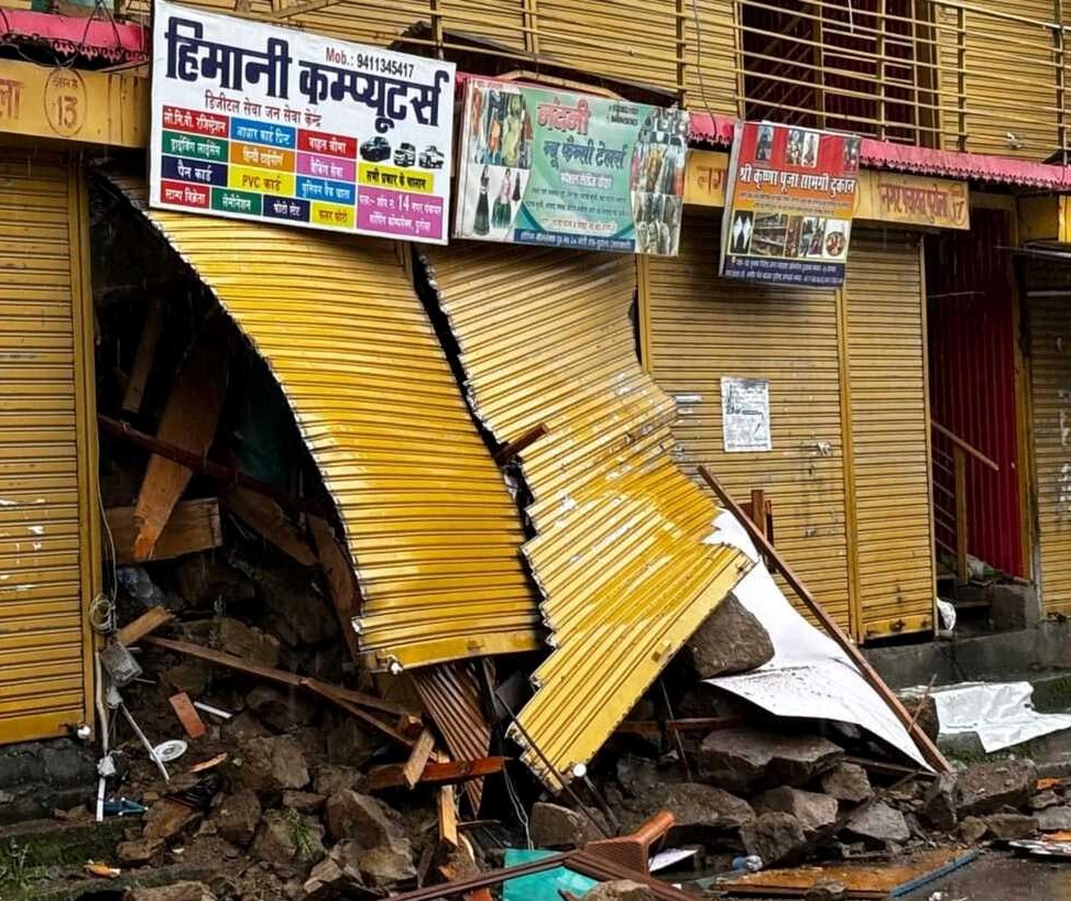 पुरोला में बारिश से नगर पालिका की दुकानें क्षतिग्रस्त