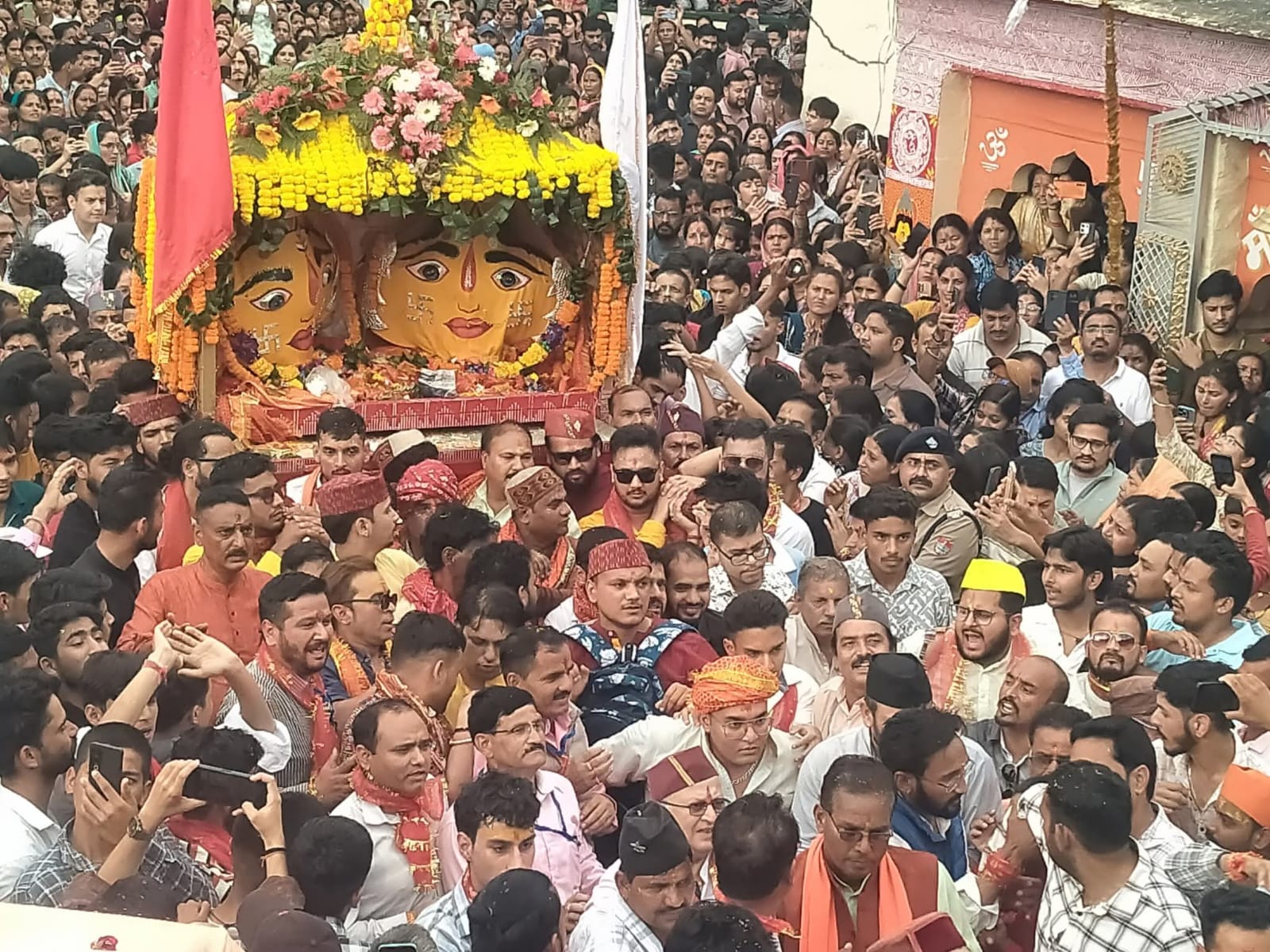 अल्मोड़ा में मां नंदा-सुनंदा की डोले की शोभायात्रा में उमड़ा श्रद्धालुओं का सैलाब