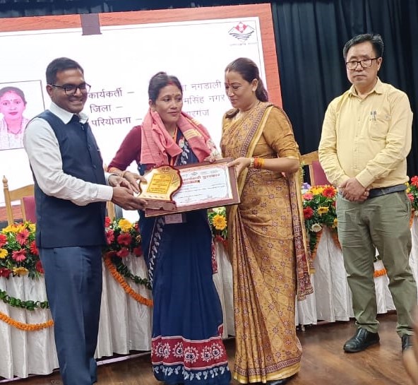 आंगनबाड़ी कार्यकत्री मीना को तीलू रौतेली पुरस्कार से सम्मानित किया