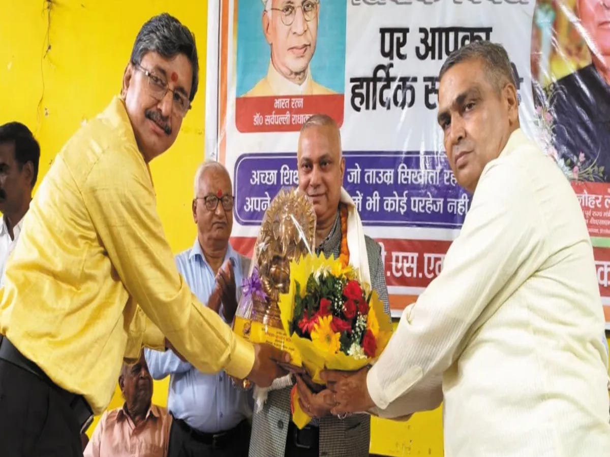सेवानिवृत और कार्यरत शिक्षकों को सम्मानित किया