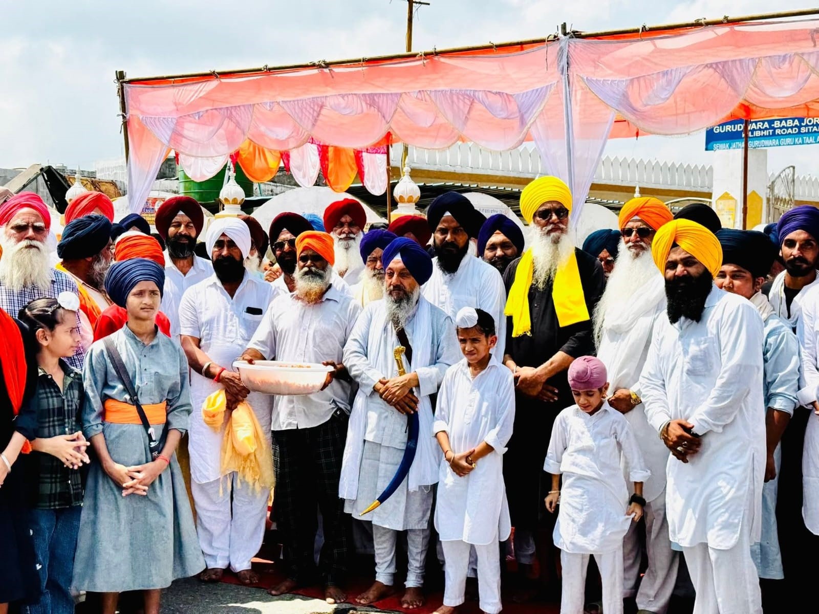 गुरु तेग बहादुर के शहीदी दिवस को समर्पित नगर कीर्तन का सितारगंज में पुष्पवर्षा कर स्वागत