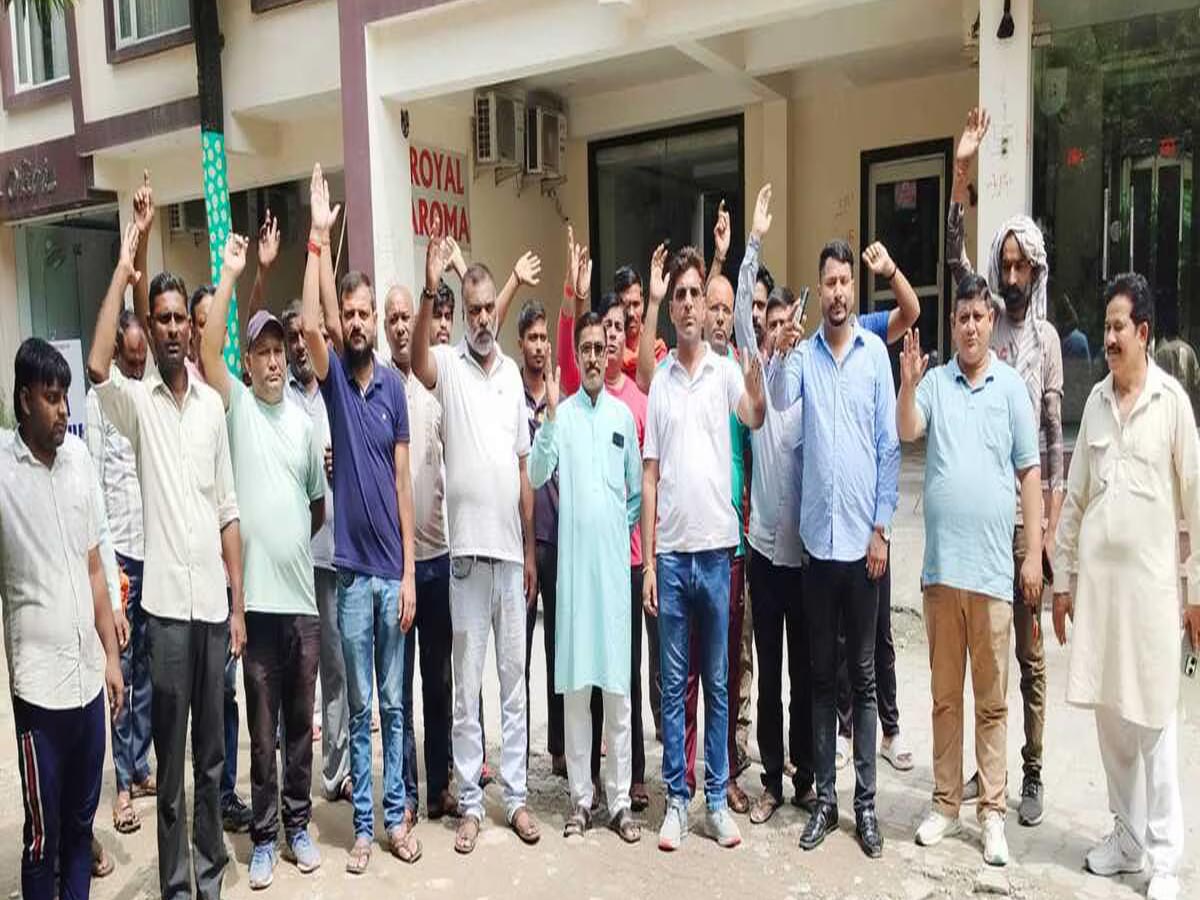 सीवर निर्माण कार्य की धीमी गति को लेकर लोगों ने किया प्रदर्शन