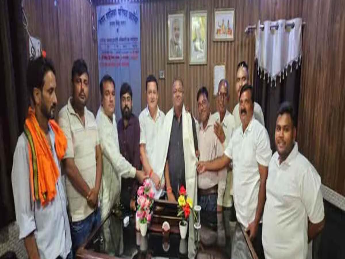 भाजपा नेताओं, सभासदों ने किया पालिकाध्यक्ष को सम्मानित