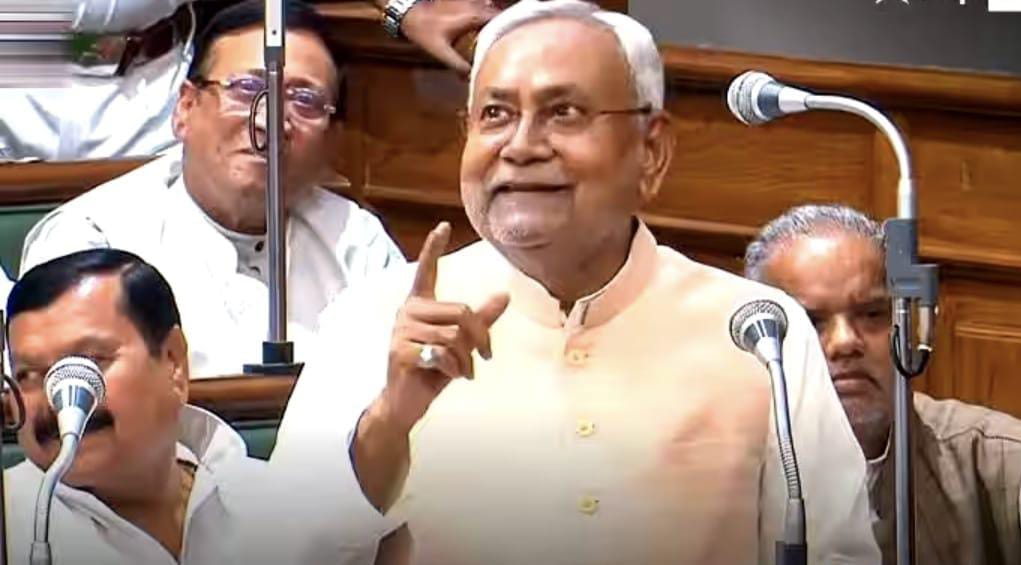 बिहार के मुख्यमंत्री नीतीश कुमार ने महिलाओं को दिया तोहफा, 80 पिंक बस सेवा शुरू