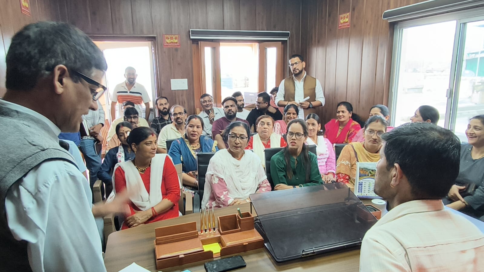 पार्षदों का धरना टला, निगम ने तीन सूत्रीय मांगों पर दी समयबद्ध कार्रवाई की सहमति