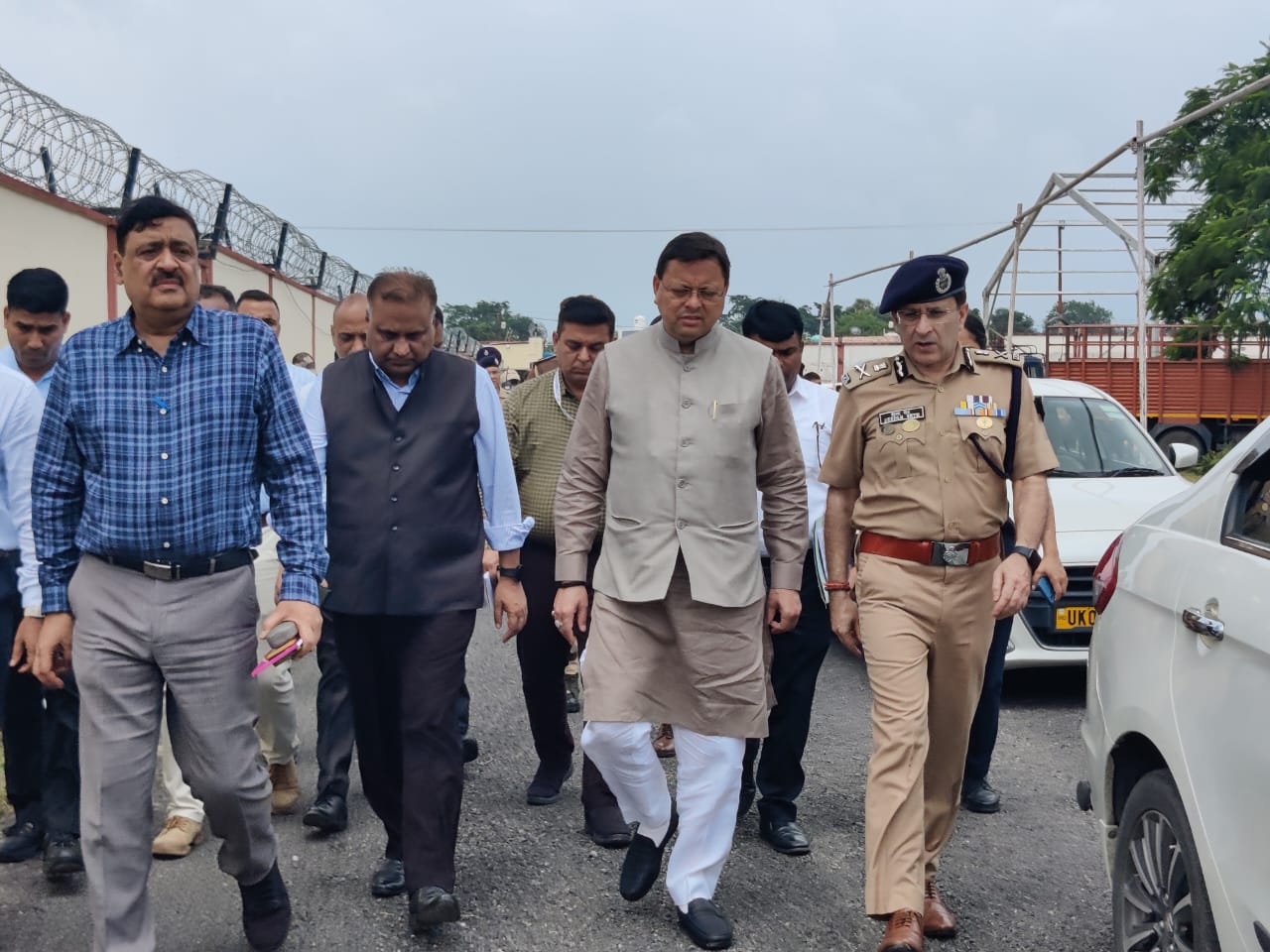 सीएम धामी ने जौलीग्रांट एयरपोर्ट पहुंचकर प्रधानमंत्री के दौरे की तैयारियों का जायजा लिया