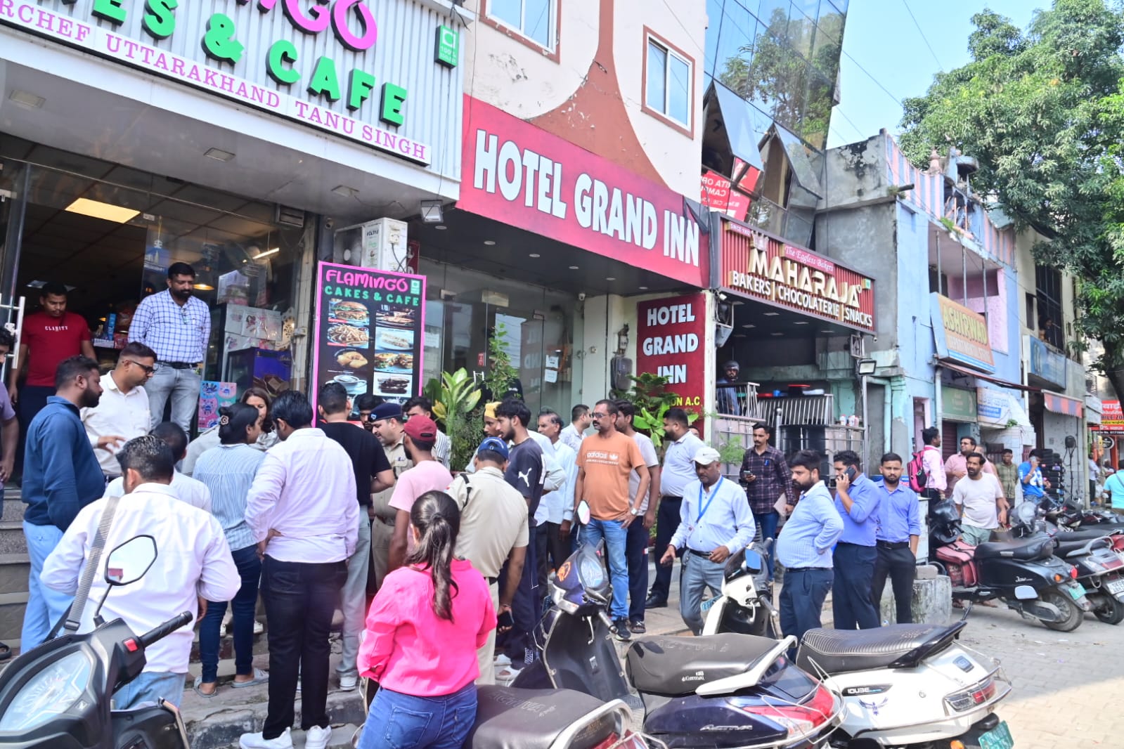 डीएम दीक्षित के निर्देशन में नगर निगम एवं जिला प्रशासन द्वारा फुटपाथ सुव्यवस्थित अभियान चलाया गया