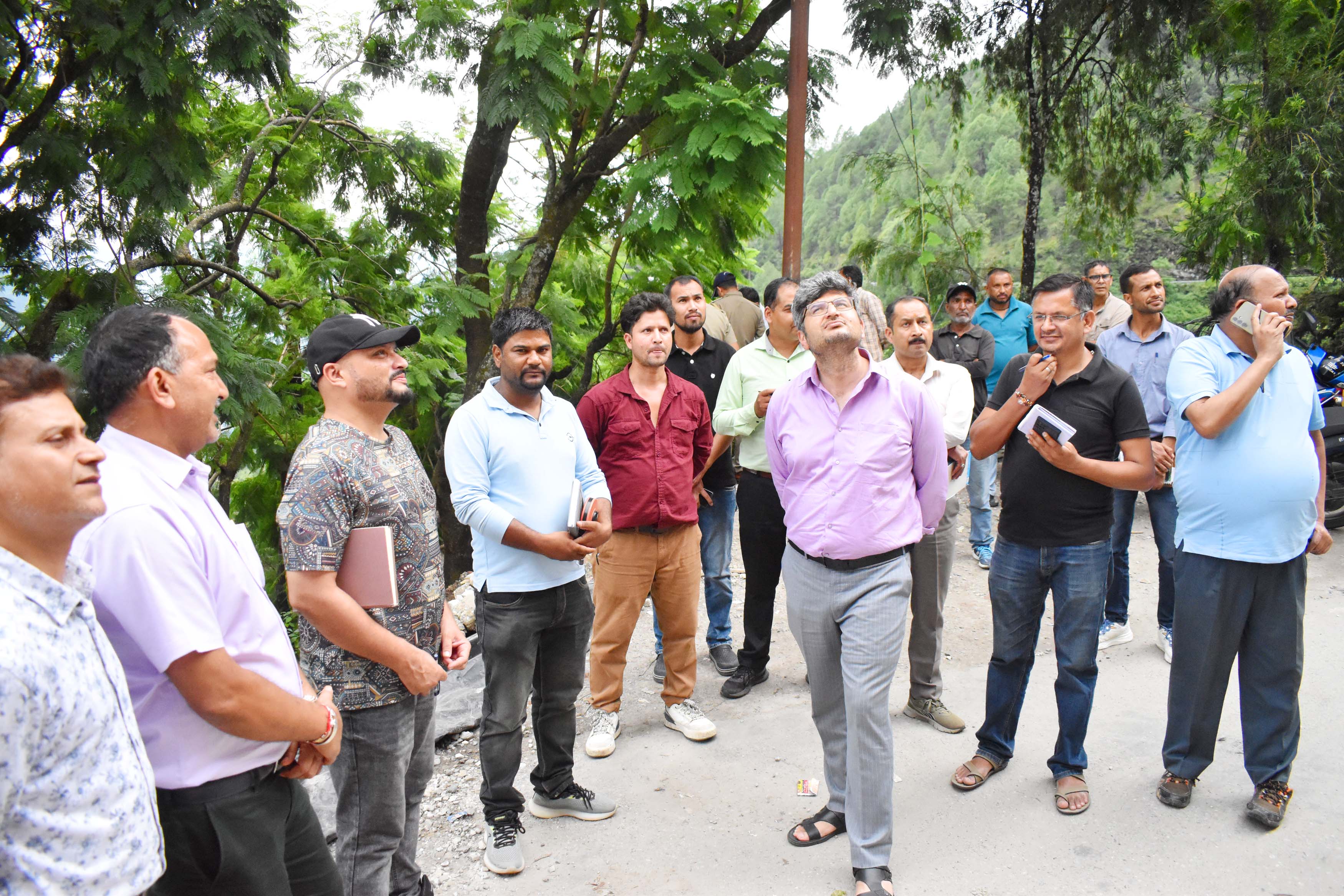 डीएम तिवारी ने किया ब्रह्म सैंण भूस्खलन प्रभावित क्षेत्र का स्थलीय निरीक्षण