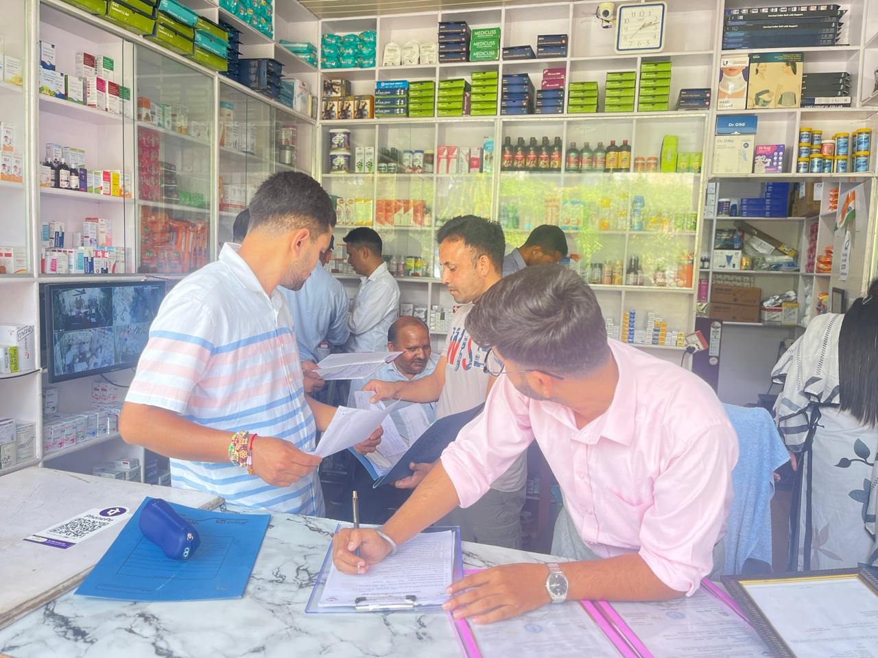 उपजिलाधिकारी चमोली ने किया दवाई की दुकानों का निरीक्षण