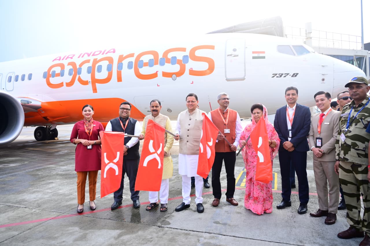 मुख्यमंत्री धामी ने एयर इंडिया एक्सप्रेस की देहरादून-बेंगलुरु हवाई सेवा का किया शुभारंभ