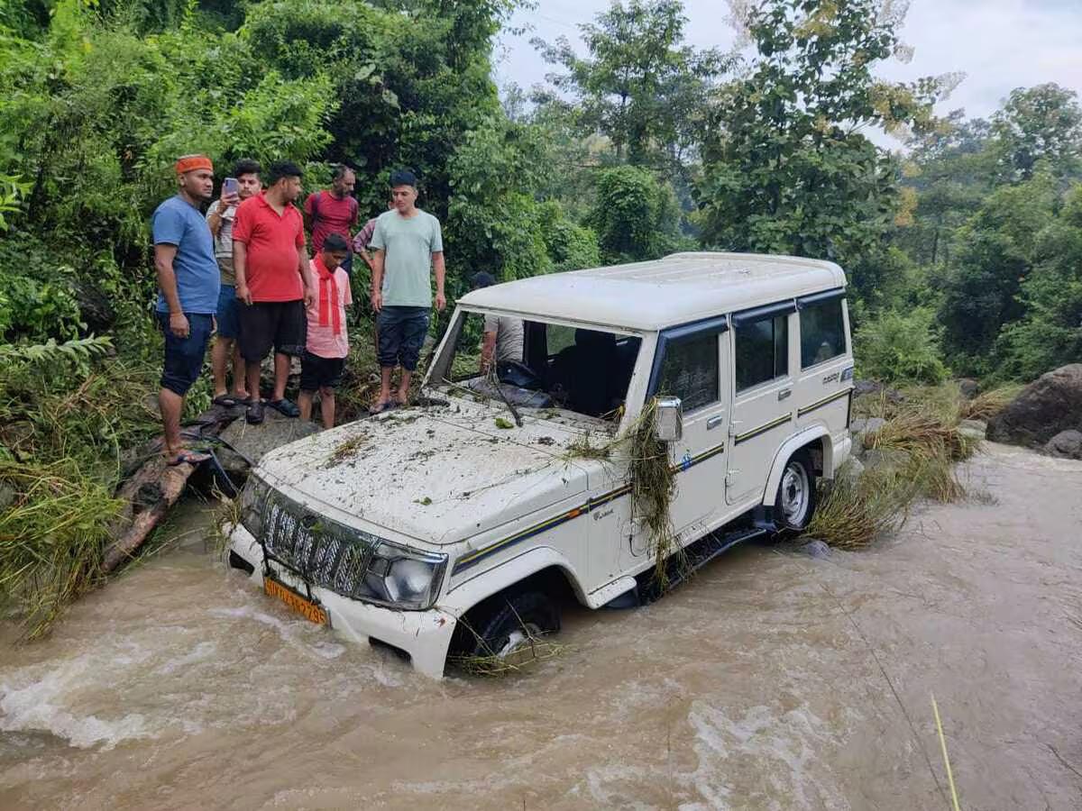 उफनाए गुरुणी नाले में बलेरो बही, युवक की मौत