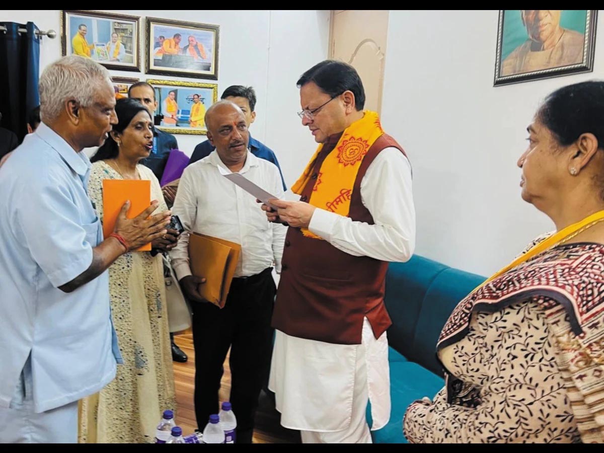 वेतन की मांग को लेकर सीएम दरबार में पहुंचे शिक्षक-कर्मचारी