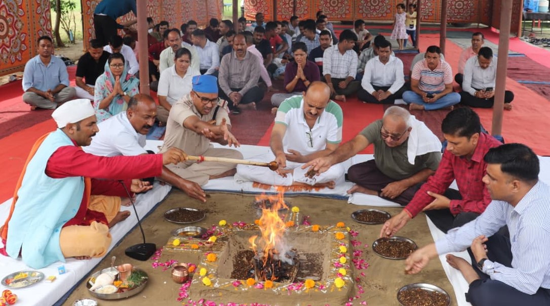 विश्वकर्मा जयंती पर भगवान विश्वकर्मा की पूजा अर्चना।