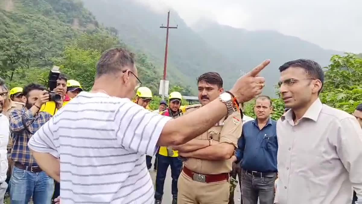 डीएम को हड़काते हुए नजर आए मंत्री जी .. कहा , रंग-ढंग ठीक कर दें अपना