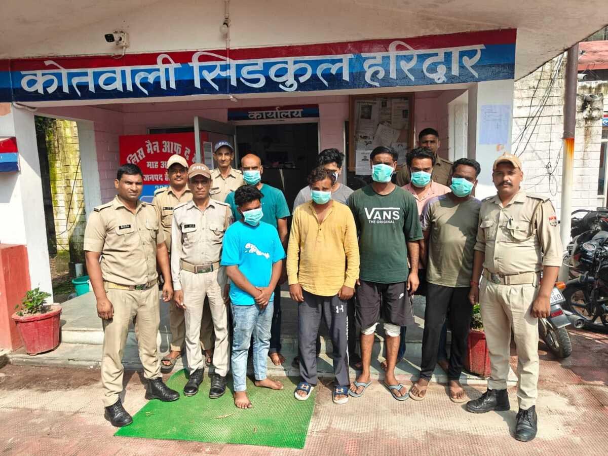 खंडहर में जुआ खेलते सात जुआरी गिरफ्तार