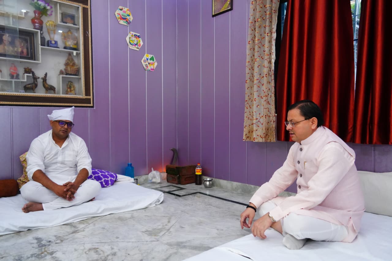 सीएम ने वरिष्ठ पत्रकार  पंकज पंवार के आवास पहुंचकर कठिन घड़ी में उन्हें ढांढस बंधाया