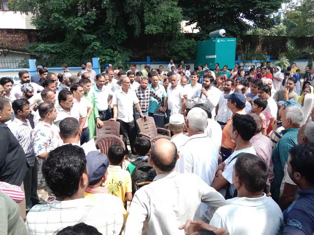 अधिक बिल आने पर भड़के लोग, अधिकारियों को माला पहनाकर किया विरोध