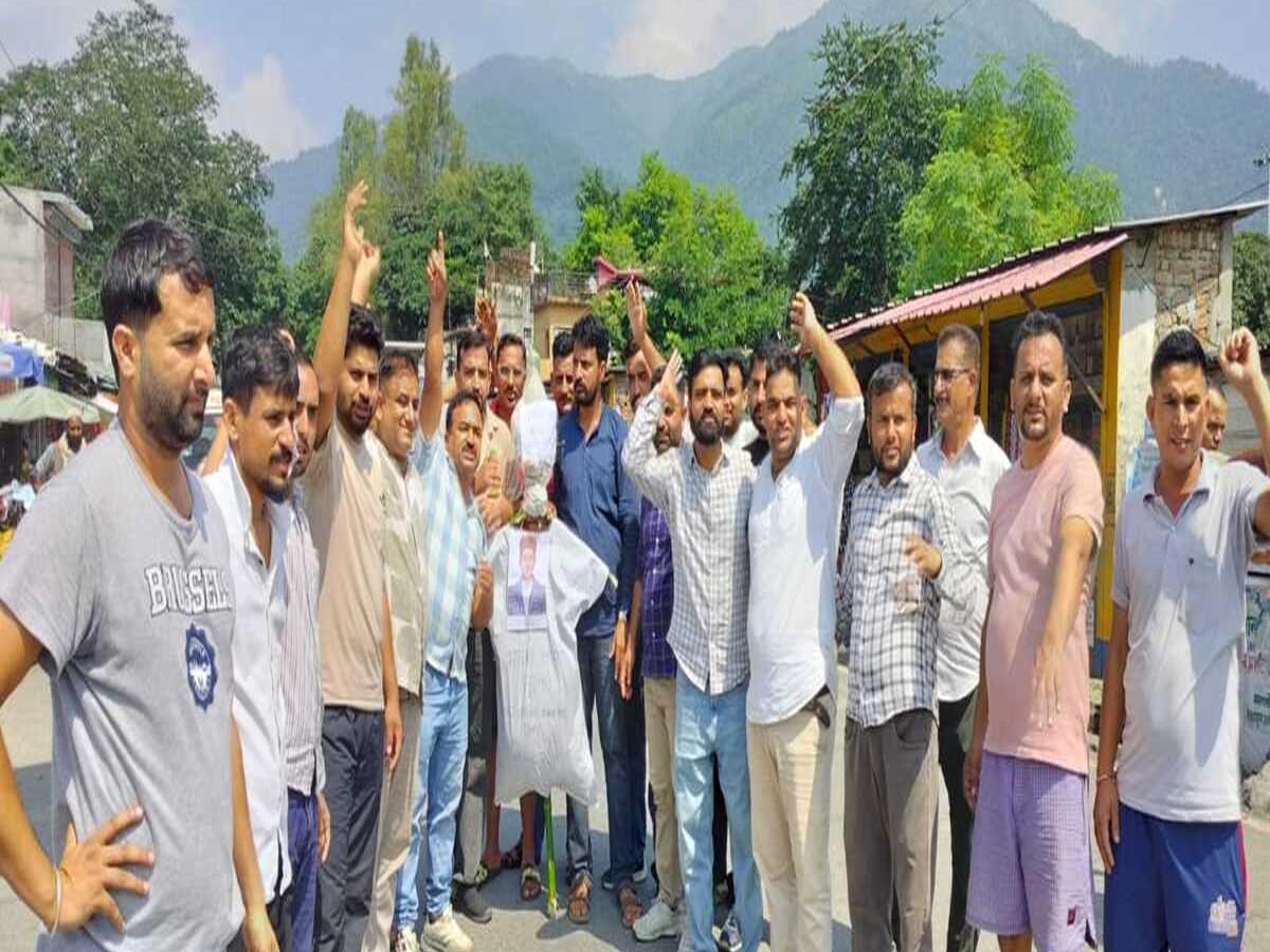 नकल माफिया और प्रदेश सरकार के खिलाफ गरजी यूथ कांग्रेस