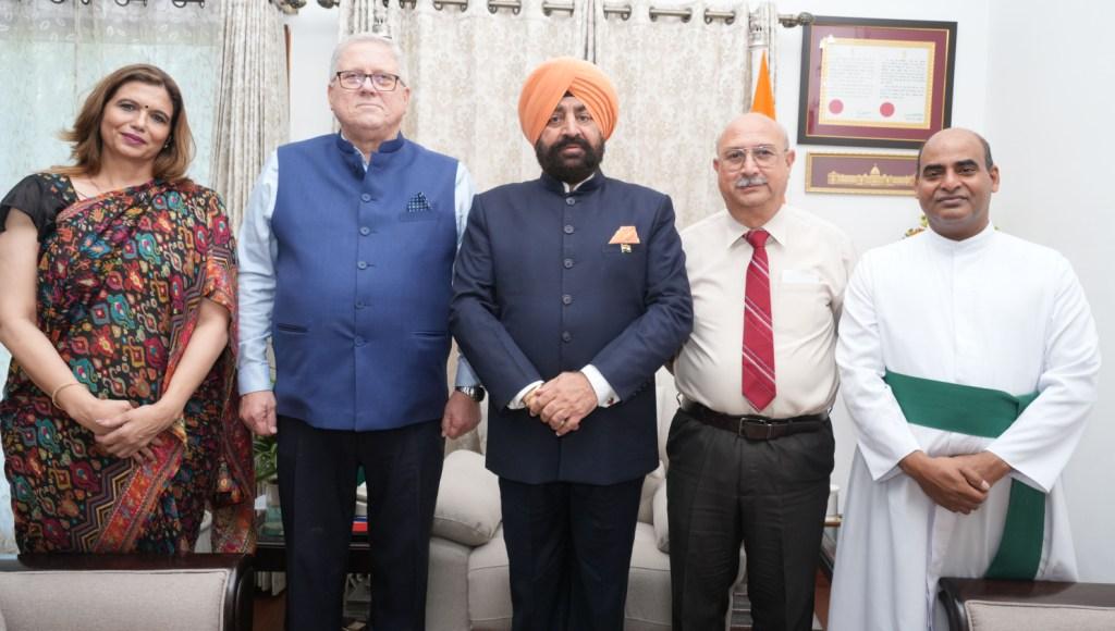 विभिन्न विद्यालयों के प्रतिनिधिमण्डल ने की राज्यपाल से शिष्टाचार भेंट