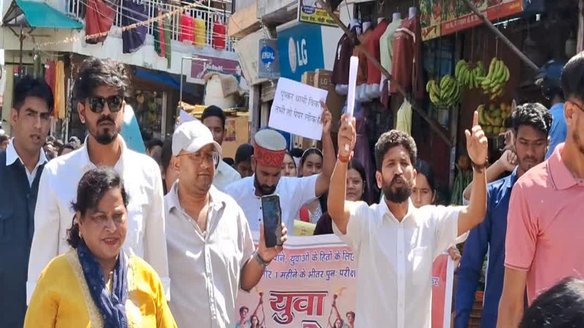 पौड़ी में भी युवाओं ने पेपर लीक प्रकरण के विरोध में आक्रोश रैली निकाली