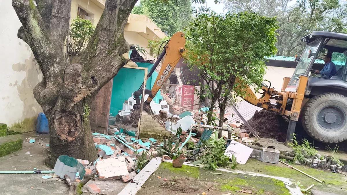 यूकेएसएसएससी परीक्षा नकल के मुख्य आरोपित की संपत्ति पर चला बुलडोजर