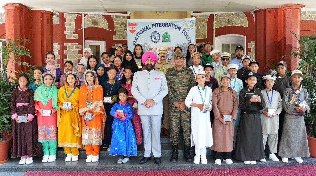 ‘‘राष्ट्रीय एकता यात्रा’’ पर आए लद्दाख की नुब्रा घाटी के छात्र-छात्राओं ने  राज्यपाल से  भेंट