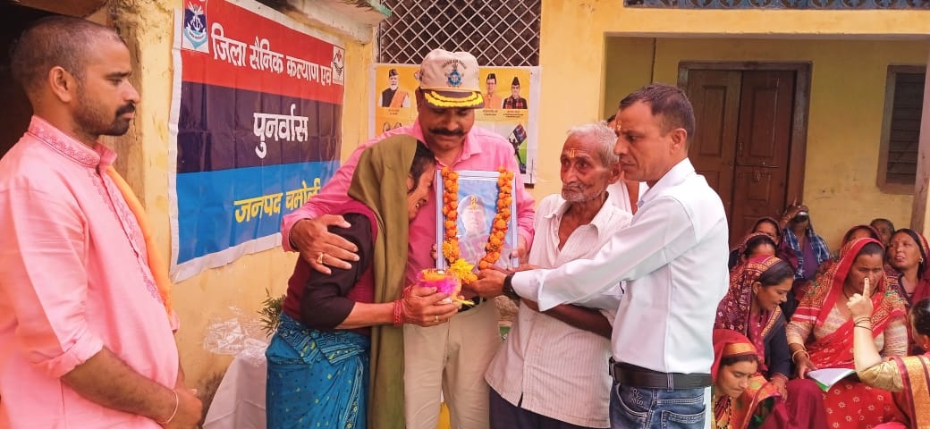 शहीद  सम्मान यात्रा 2.0 के क्रम में शहीद के घर-आंगन की पवित्र मिट्टी ताम्र कलश में संग्रहित की