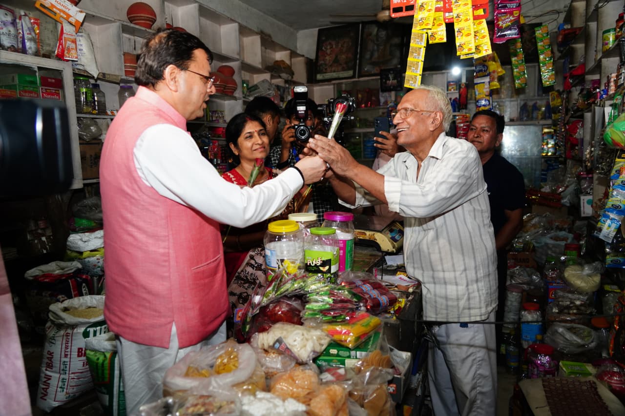 मुख्यमंत्री ने  किया गढ़ी कैंट बाज़ार  में व्यापारियों और आमजन से संवाद