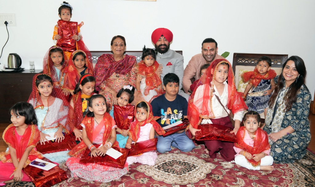 राज्यपाल ने सपरिवार अष्टमी पर पूरे विधि-विधान के साथ देवी स्वरूपा कन्याओं का पूजन किया