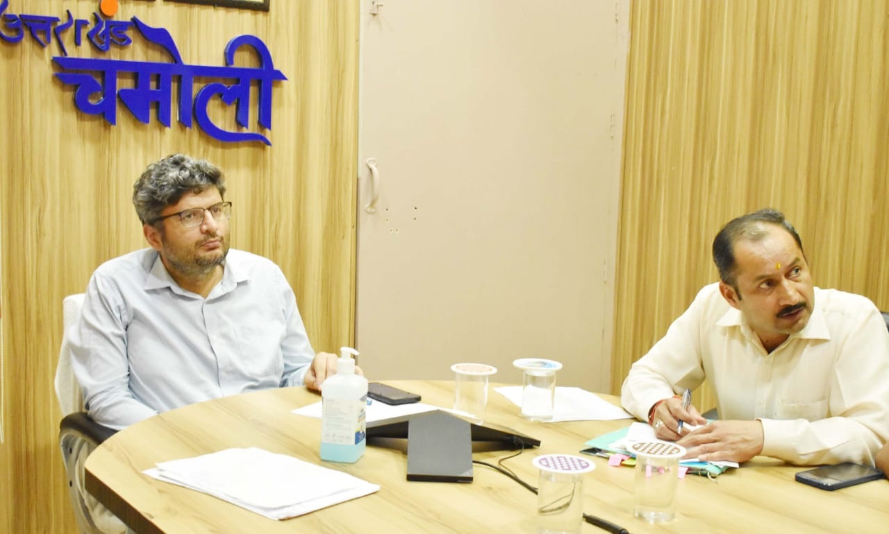 डीएम तिवारी ने आपदा प्रभावित क्षेत्रों में किए जा रहे राहत कार्यों की समीक्षा की