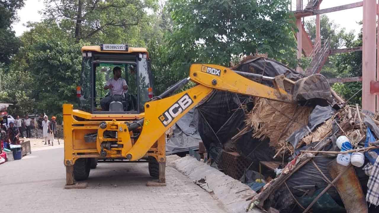 दूधिया बन्ध में सरकारी भूमि से अतिक्रमण हटाया