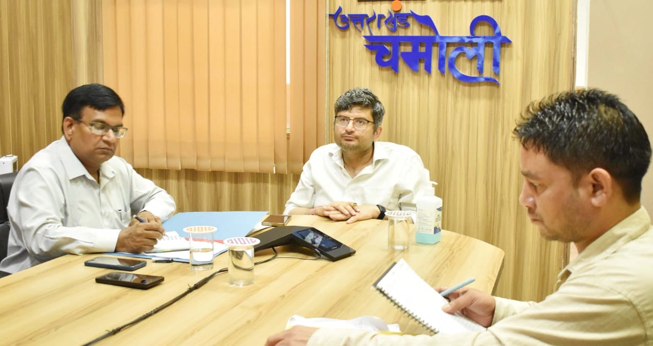 जिलाधिकारी ने लोनिवि और रेखीय विभागों को सड़कों को शीघ्र गड़ढा मुक्त करने के दिए निर्देश