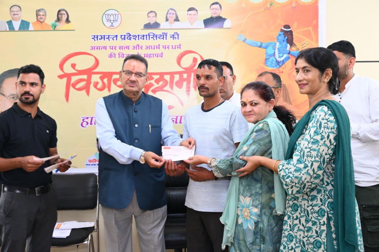 आपदा प्रभावित 14 परिवारों को राहत राशि के चेक सौंपे