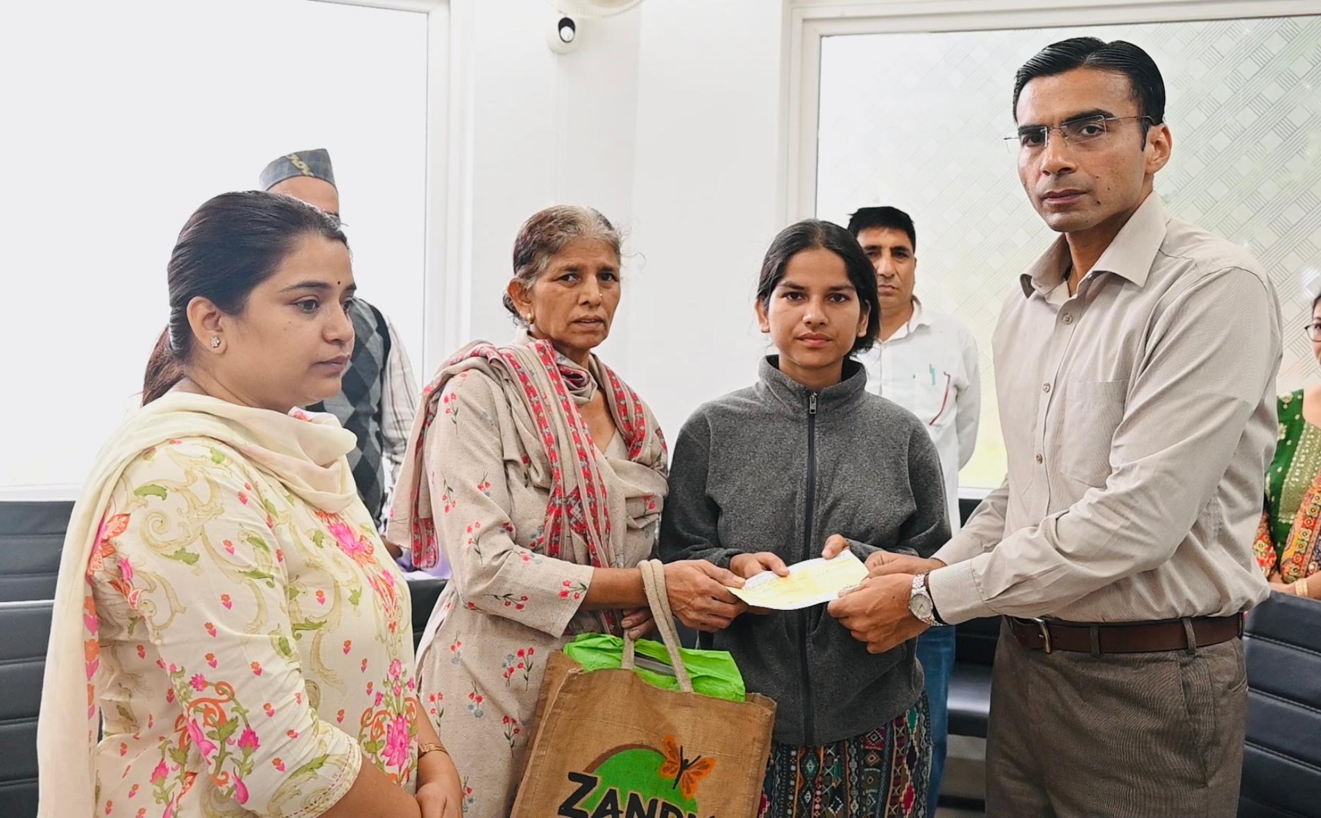 डीएम बंसल ने की रायफल क्लब फंड से 06 असहाय, निर्बल लोगों को  1.50 लाख की आर्थिक सहायता प्रदान