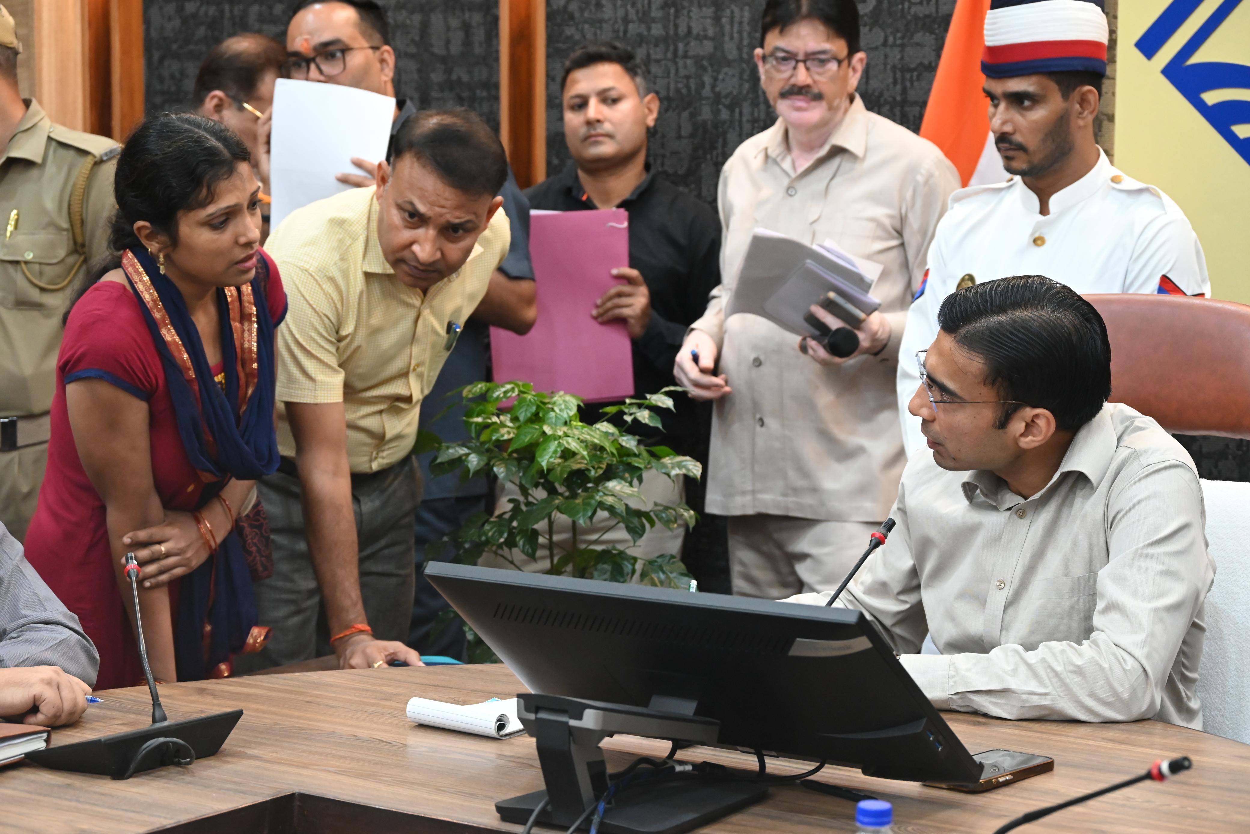 जन समस्याओं को गंभीरता से लेते हुए प्राथमिकता पर उनका निस्तारण सुनिश्चित करें : डीएम बंसल